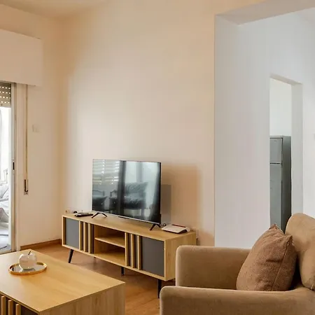 Cosy 2-bedroom Apartment, 10 Minutes From The شقة