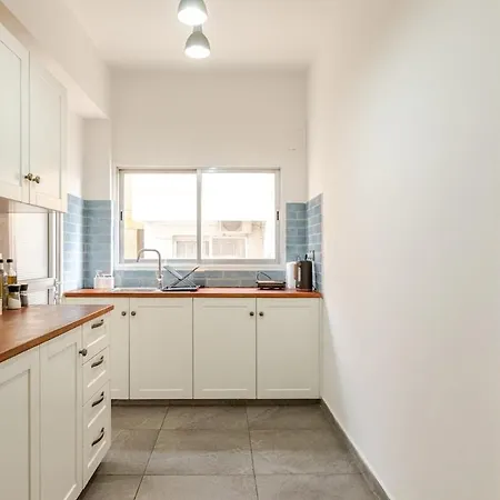 Cosy 2-bedroom Apartment, 10 Minutes From The * لارنكا