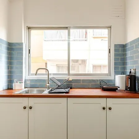 Cosy 2-bedroom Apartment, 10 Minutes From The شقة *