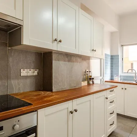 Cosy 2-bedroom Apartment, 10 Minutes From The *