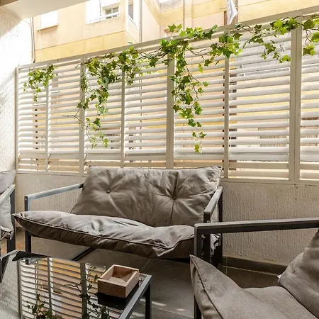 Cosy 2-bedroom Apartment, 10 Minutes From The