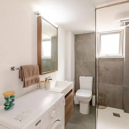 Cosy 2-bedroom Apartment, 10 Minutes From The * لارنكا