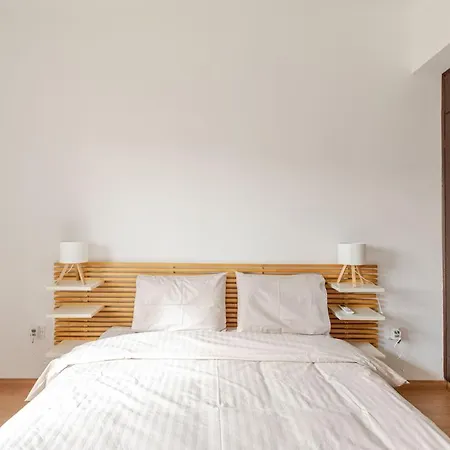 Cosy 2-bedroom Apartment, 10 Minutes From The *