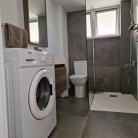 Cosy 2-bedroom Apartment, 10 Minutes From The شقة