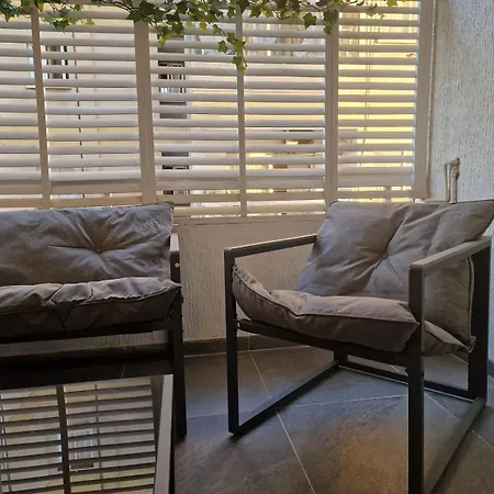 Cosy 2-bedroom Apartment, 10 Minutes From The شقة