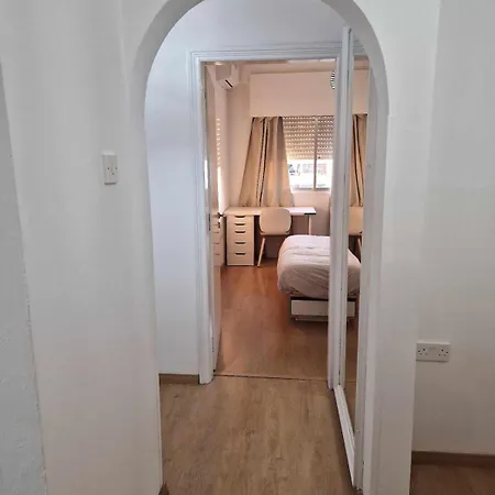 Cosy 2-bedroom Apartment, 10 Minutes From The شقة