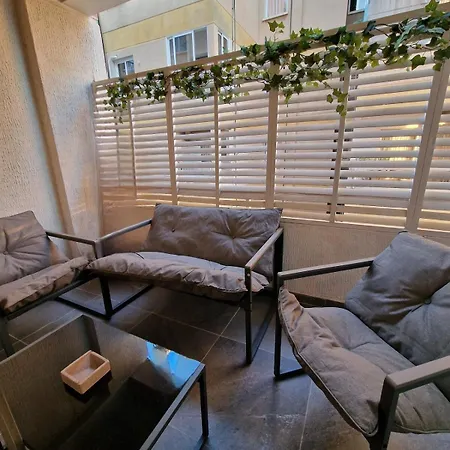 Cosy 2-bedroom Apartment, 10 Minutes From The لارنكا