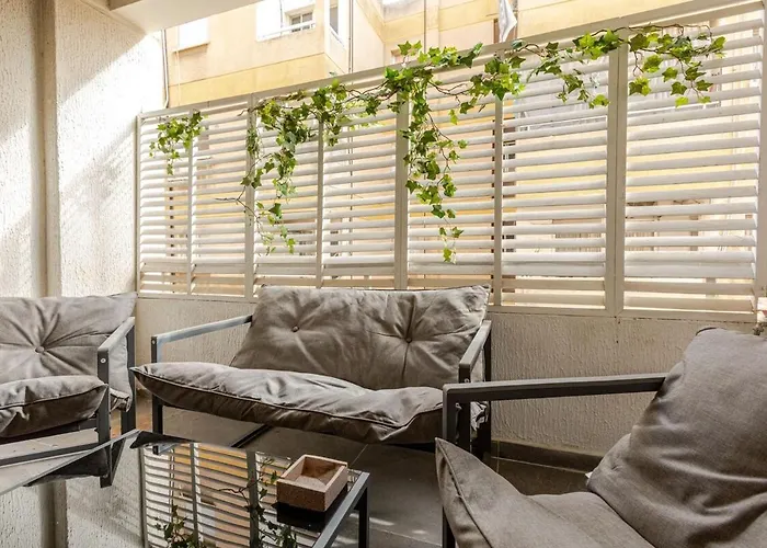 Cosy 2-bedroom Apartment, 10 Minutes From The