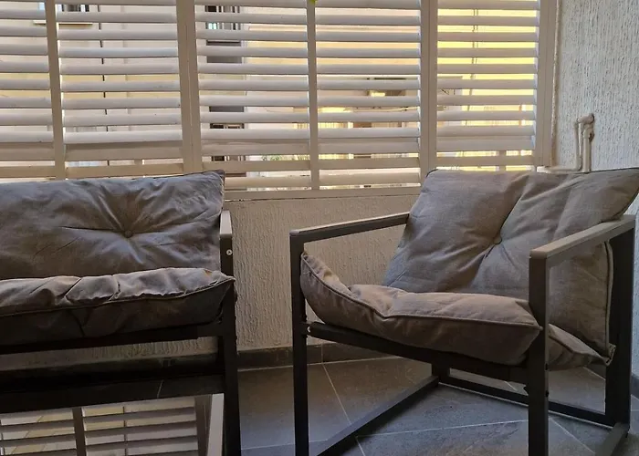 Cosy 2-bedroom Apartment, 10 Minutes From The Διαμέρισμα