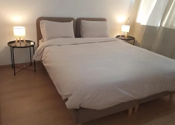 Cosy 2-bedroom Apartment, 10 Minutes From The Διαμέρισμα Λάρνακα