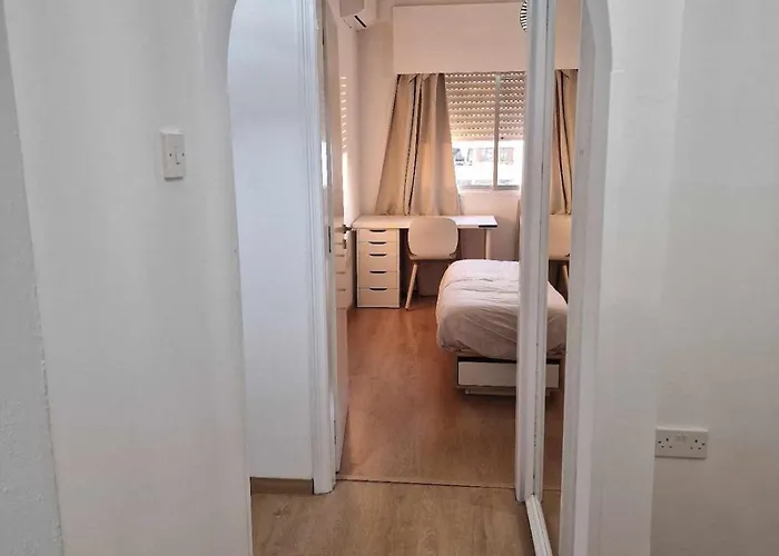 Cosy 2-bedroom Apartment, 10 Minutes From The Διαμέρισμα