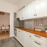Cosy 2-bedroom Apartment, 10 Minutes From The *
