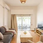 Cosy 2-bedroom Apartment, 10 Minutes From The Διαμέρισμα