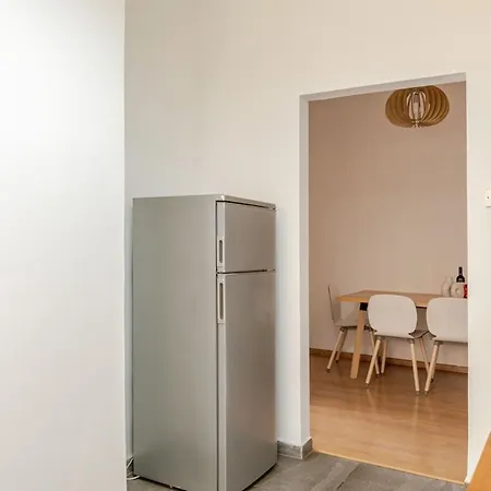 Cosy 2-bedroom Apartment, 10 Minutes From The