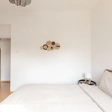 Apartment Cosy 2-bedroom Apartment, 10 Minutes From The *