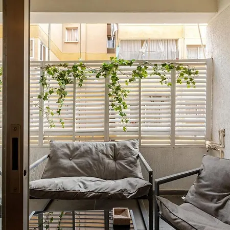 Cosy 2-bedroom Apartment, 10 Minutes From The *