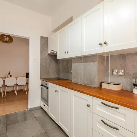 Cosy 2-bedroom Apartment, 10 Minutes From The *