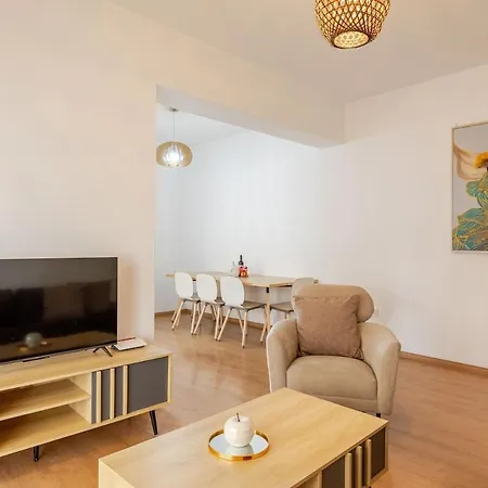 Cosy 2-bedroom Apartment, 10 Minutes From The *
