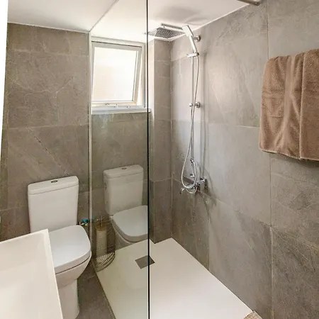 Cosy 2-bedroom Apartment, 10 Minutes From The *