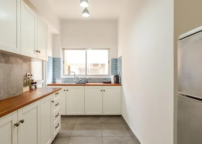 Cosy 2-bedroom Apartment, 10 Minutes From The * Larnaca