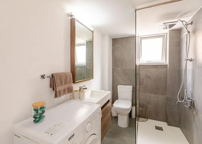 Cosy 2-bedroom Apartment, 10 Minutes From The * ラルナカ