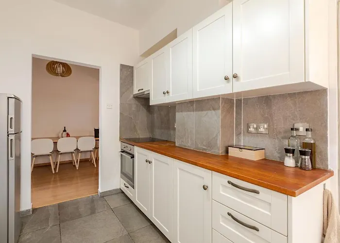 Cosy 2-bedroom Apartment, 10 Minutes From The *