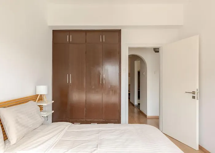 Apartament Cosy 2-bedroom Apartment, 10 Minutes From The