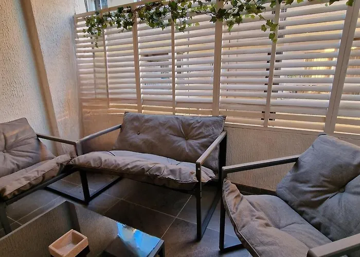 Cosy 2-bedroom Apartment, 10 Minutes From The ラルナカ